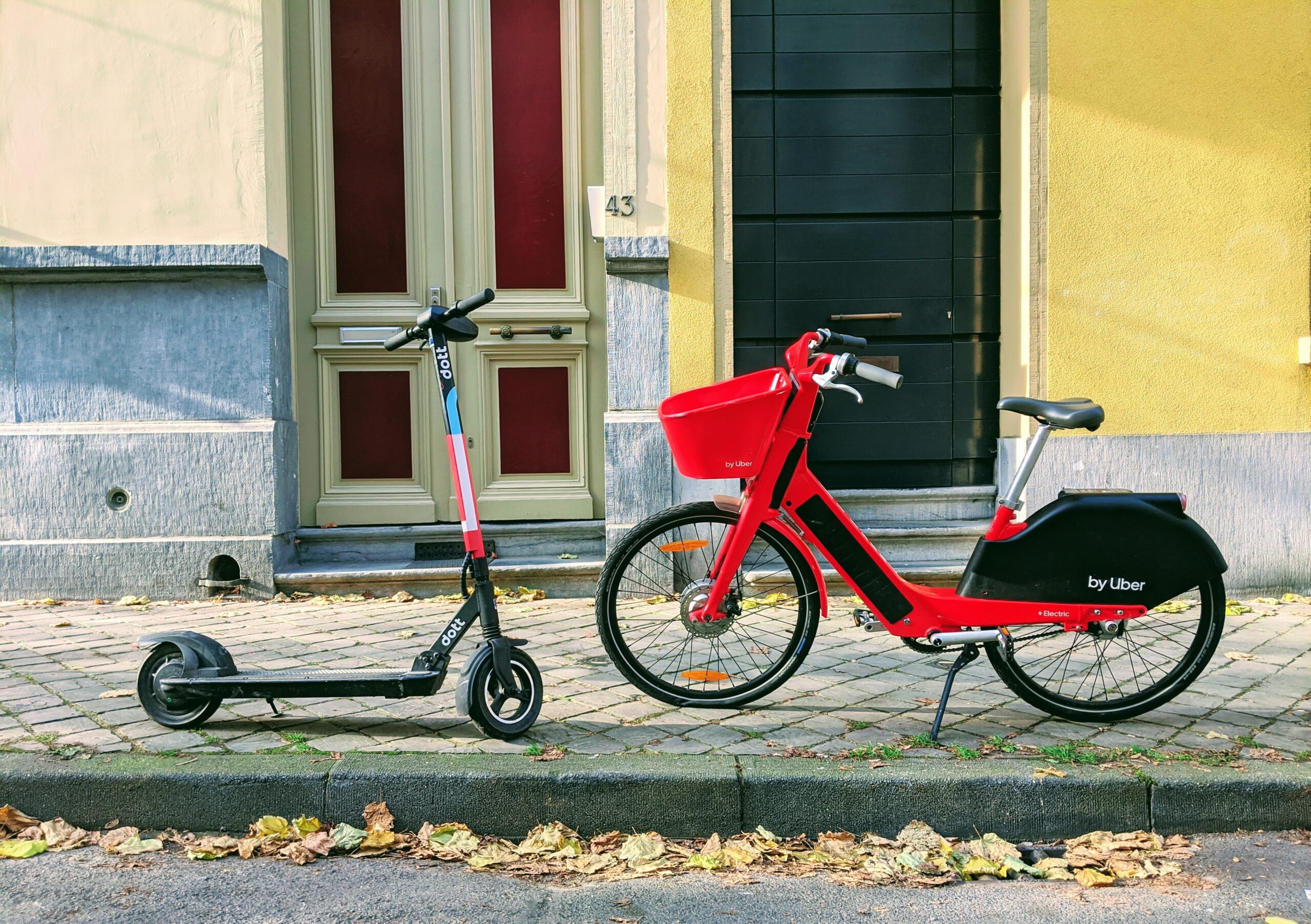 monopattino e bicicletta parcheggiate una di fronte all'altra